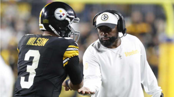 Pittsburgh Steelers head coach Mike Tomlin (right) congratulates quarterback Russell Wilson after a touchdown pass during the second quarter of the Steelers vs New York Jets game. Image via Charles LeClaire
