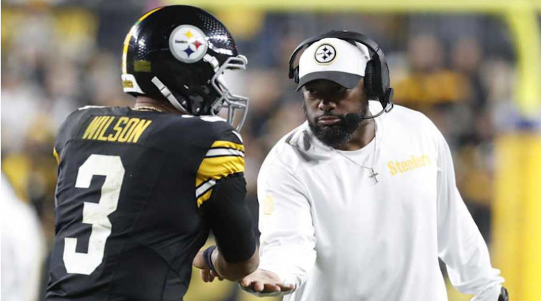 Pittsburgh Steelers head coach Mike Tomlin (right) congratulates quarterback Russell Wilson after a touchdown pass during the second quarter of the Steelers vs New York Jets game. Image via Charles LeClaire
